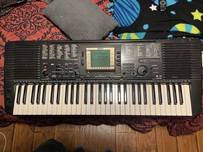 Yamaha PSR-530 Electronic Keyboard Synthesizer - 61-Key Music Production Station