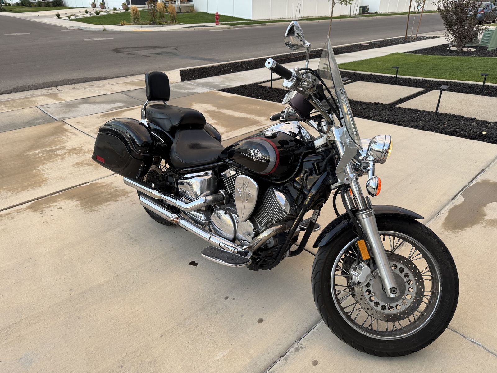 2002 Yamaha V-Star 1100 Custom Cruiser Motorcycle - Low Miles, Windshield, Saddlebags, Backrest