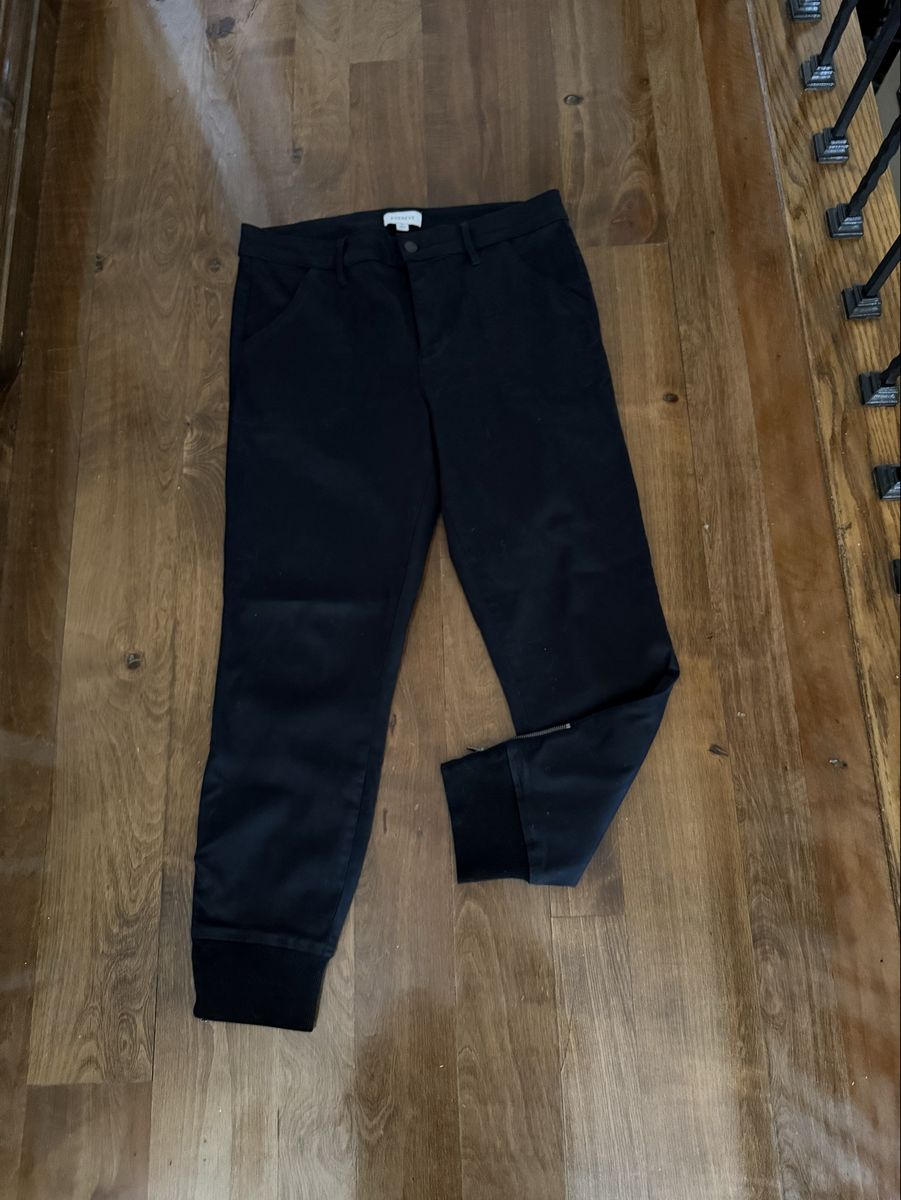 Evereve brand black women’s pants size 31 inseam 27 zippers on bottom