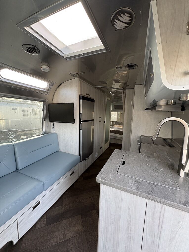 2023 Airstream International 27' Front Bed