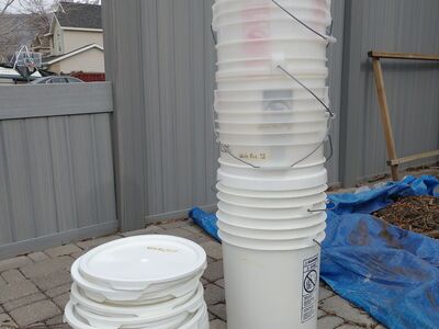 5-gallon buckets with lids