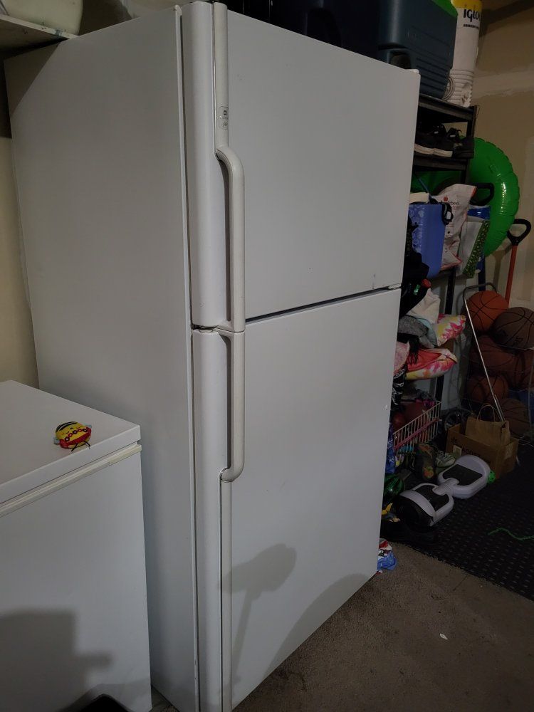 White Top Freezer Refrigerator, Spacious Storage