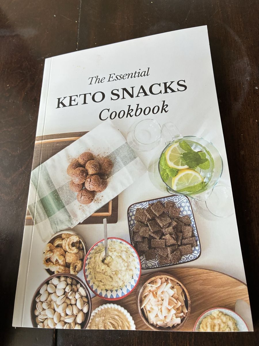 The Essential Keto Snacks Cookbook - Healthy Low-Carb Recipes for Everyday Snacking