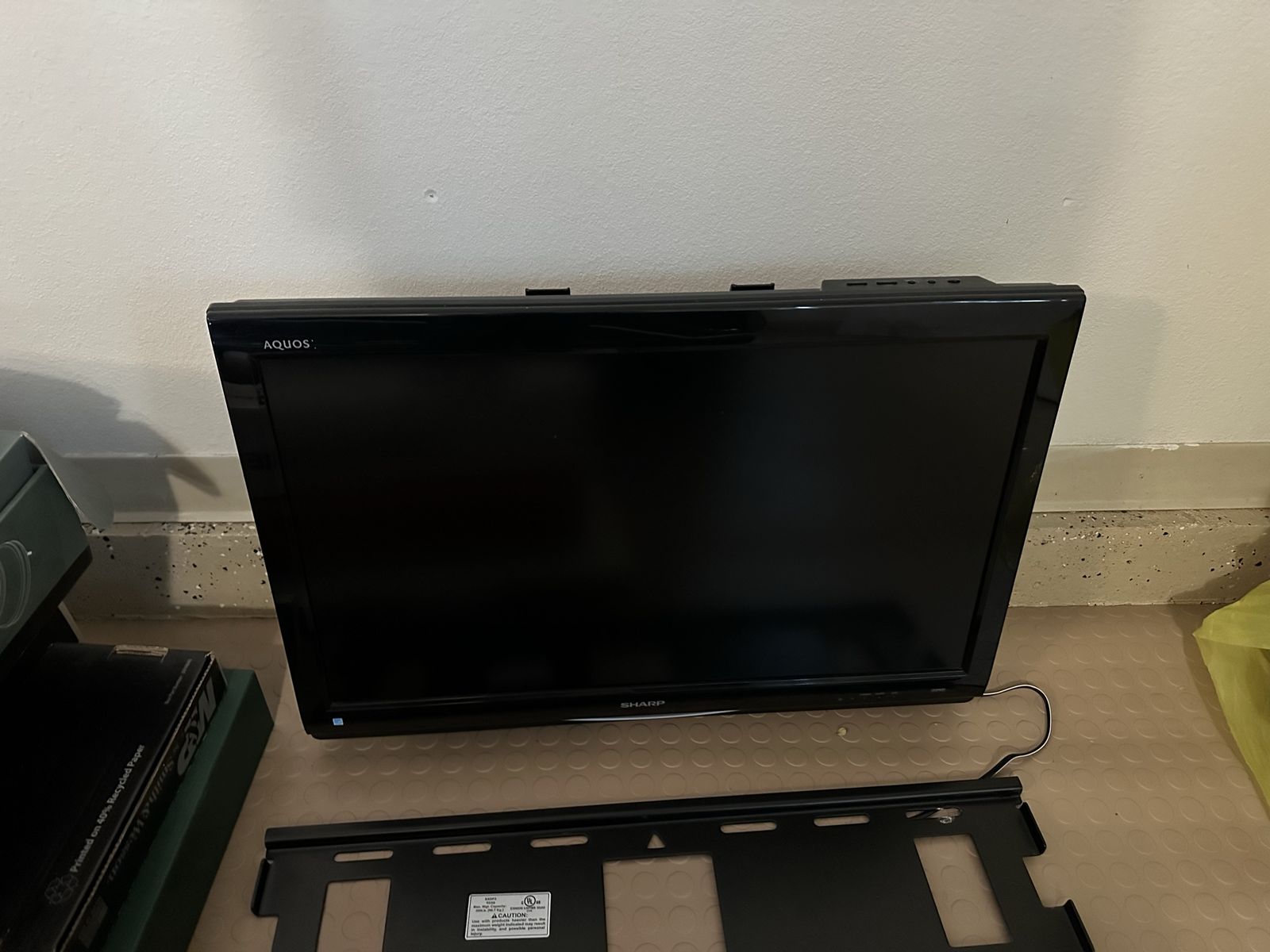 Sharp AQUOS LC-3233U 32-inch 720p LCD TV with Wall Mount