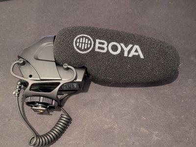 BOYA BY-BM3031 Battery Powered On Camera Shotgun Microphone Mic w/ windscreen and deadcat