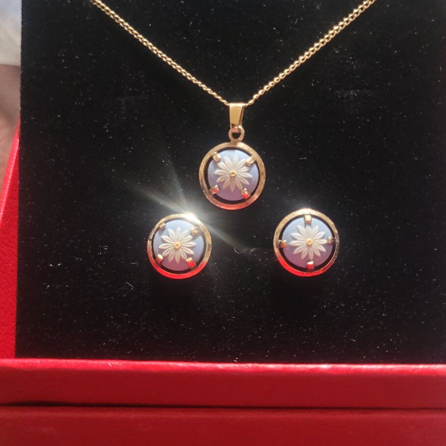 wedgewood daisy cameos