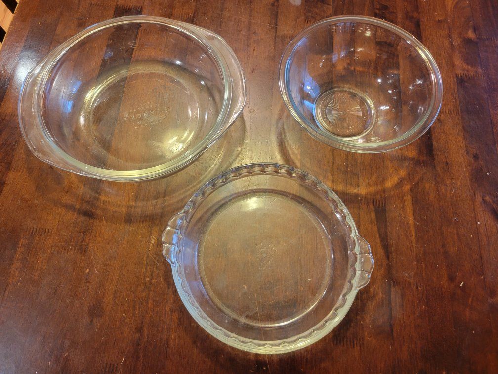 4 Pyrex Dishes