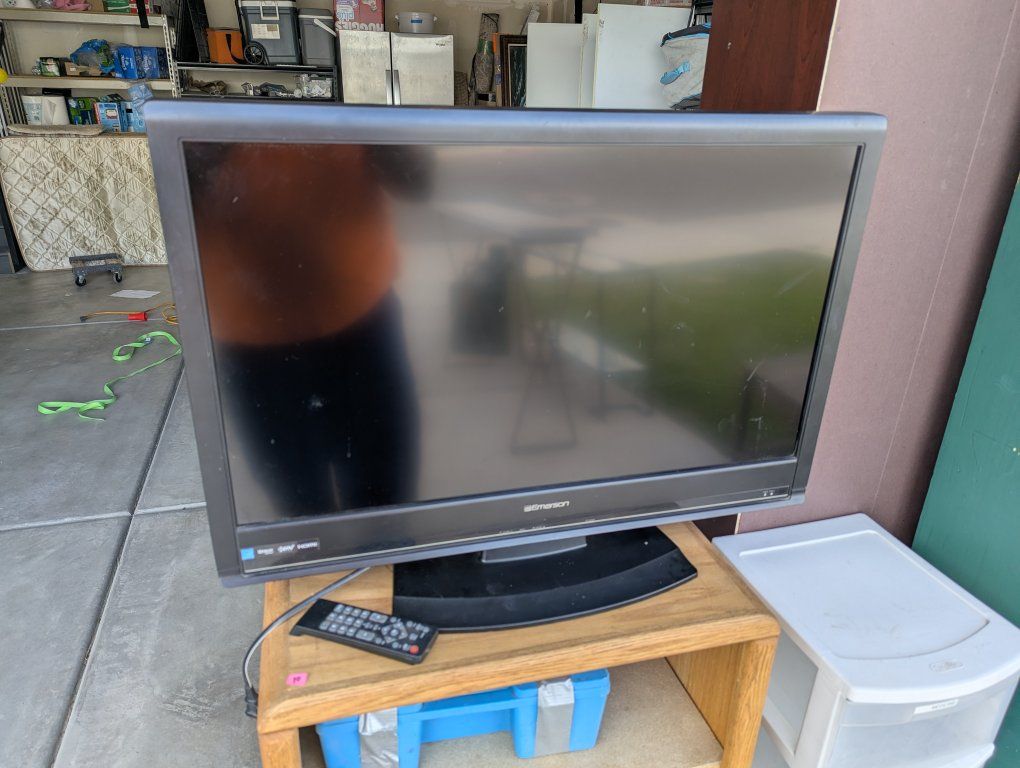 32" TV. RCA and HDMI hookups