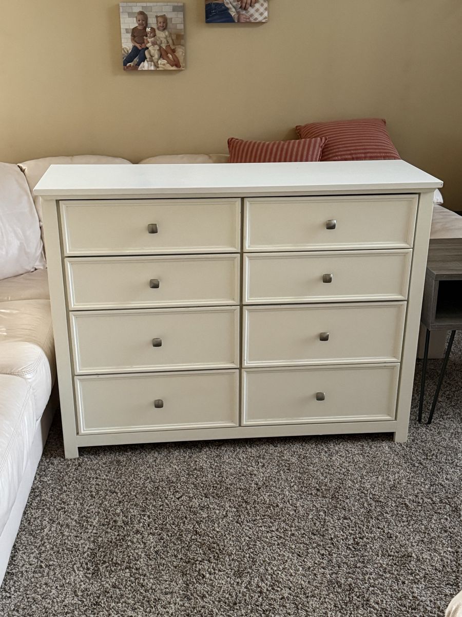 Nice Dresser, Great Condition.
