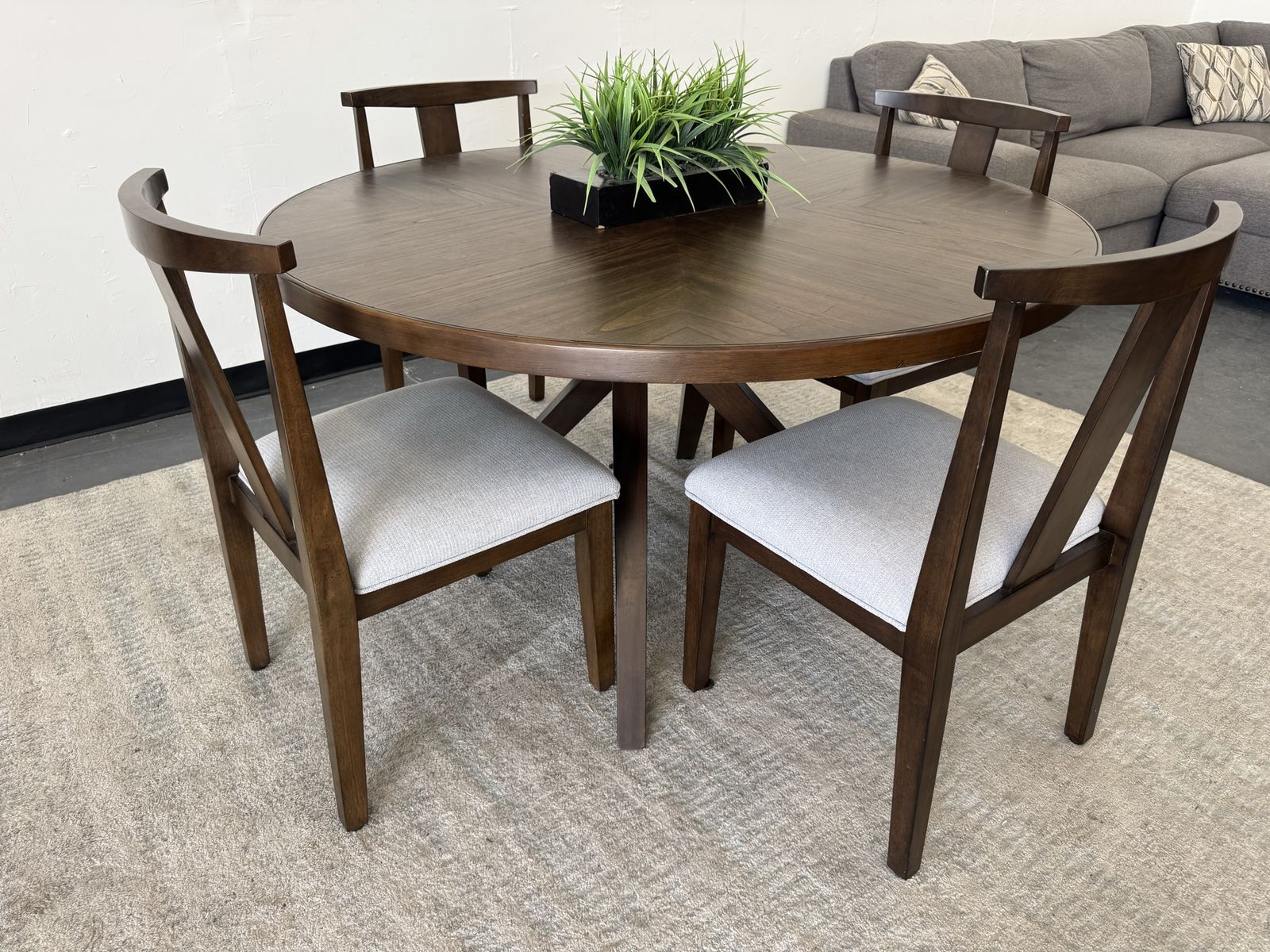 LIKE NEW COSTCO 5-PIECE DINING TABLE SET