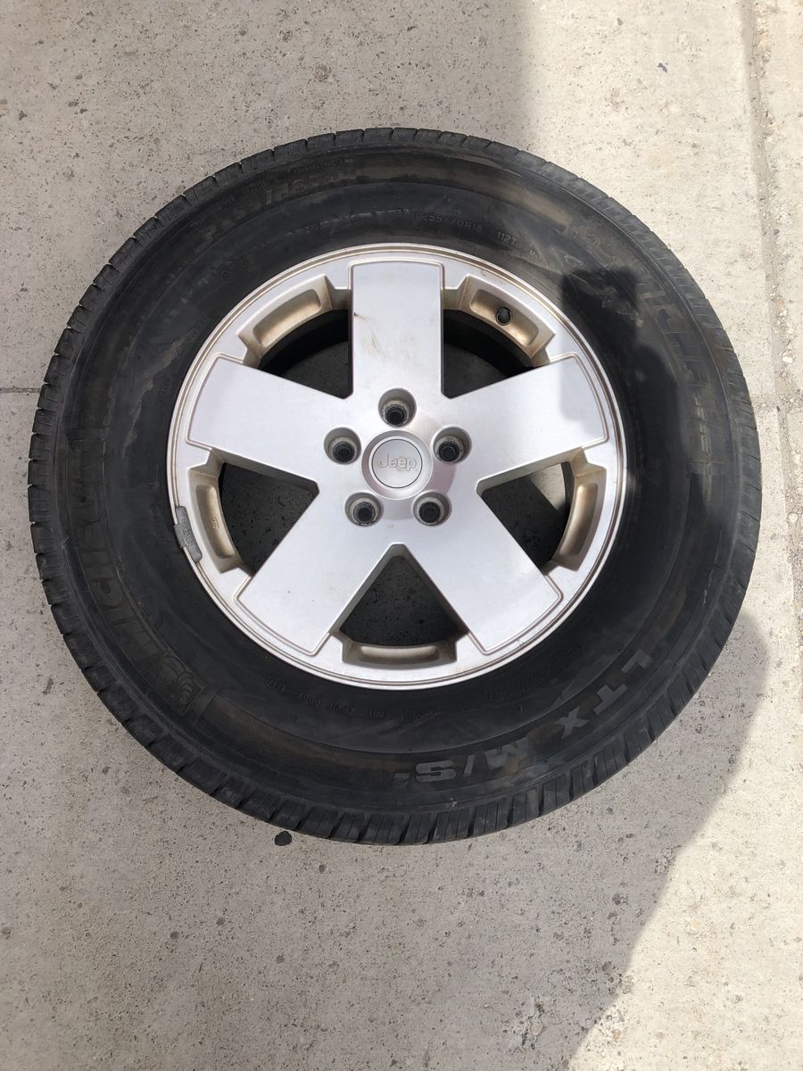5 Stock 2017 Jeep rims with like new Michelin tires 255 70 18
