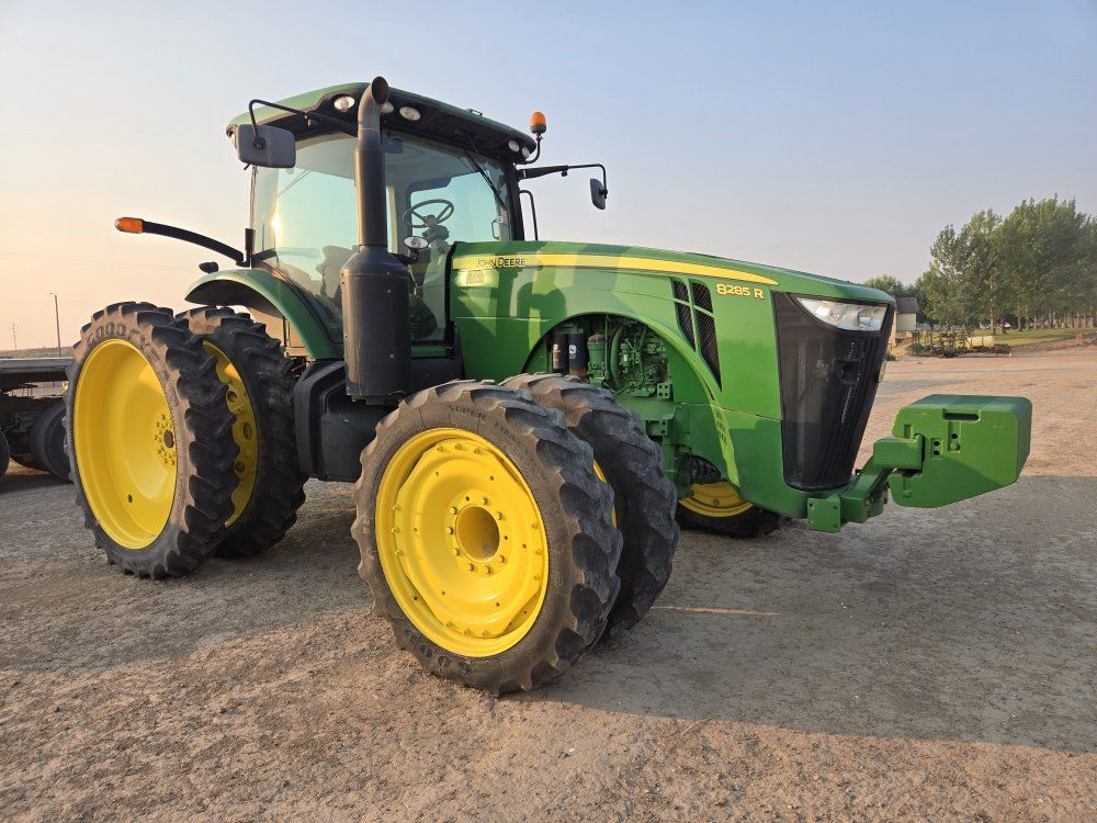 John Deere 8285R Agricultural Tractor with Dual Wheels and Premium Cab