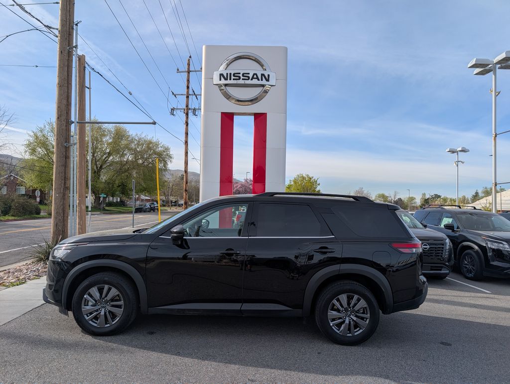 2025 Nissan Pathfinder SV
