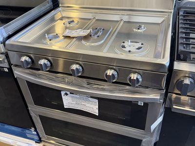 New open box Samsung - 30 in. Wide 5 Burner 6.0 cu. ft. Smart Freestanding Gas Range with Stainless Cooktop & Air Fry