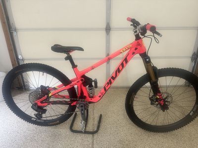 2024 Pivot Switchblade (talon) medium
