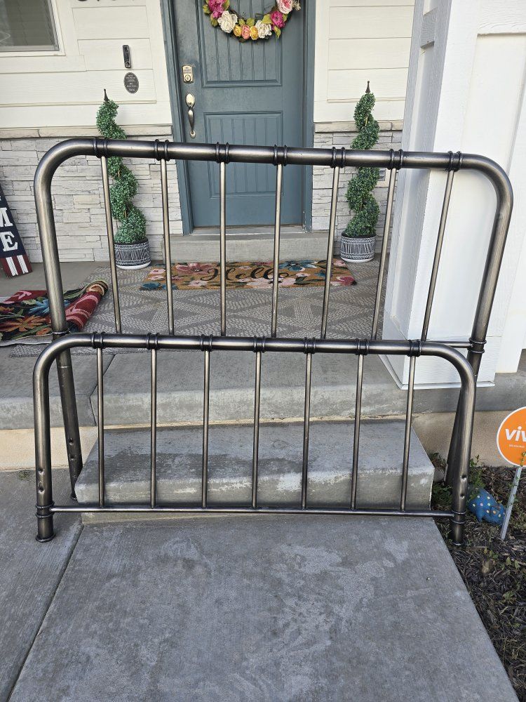 Queen-size Metal Headboard & Footboard Set - Full Size