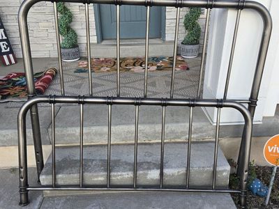 Queen-size Metal Headboard & Footboard Set - Full Size