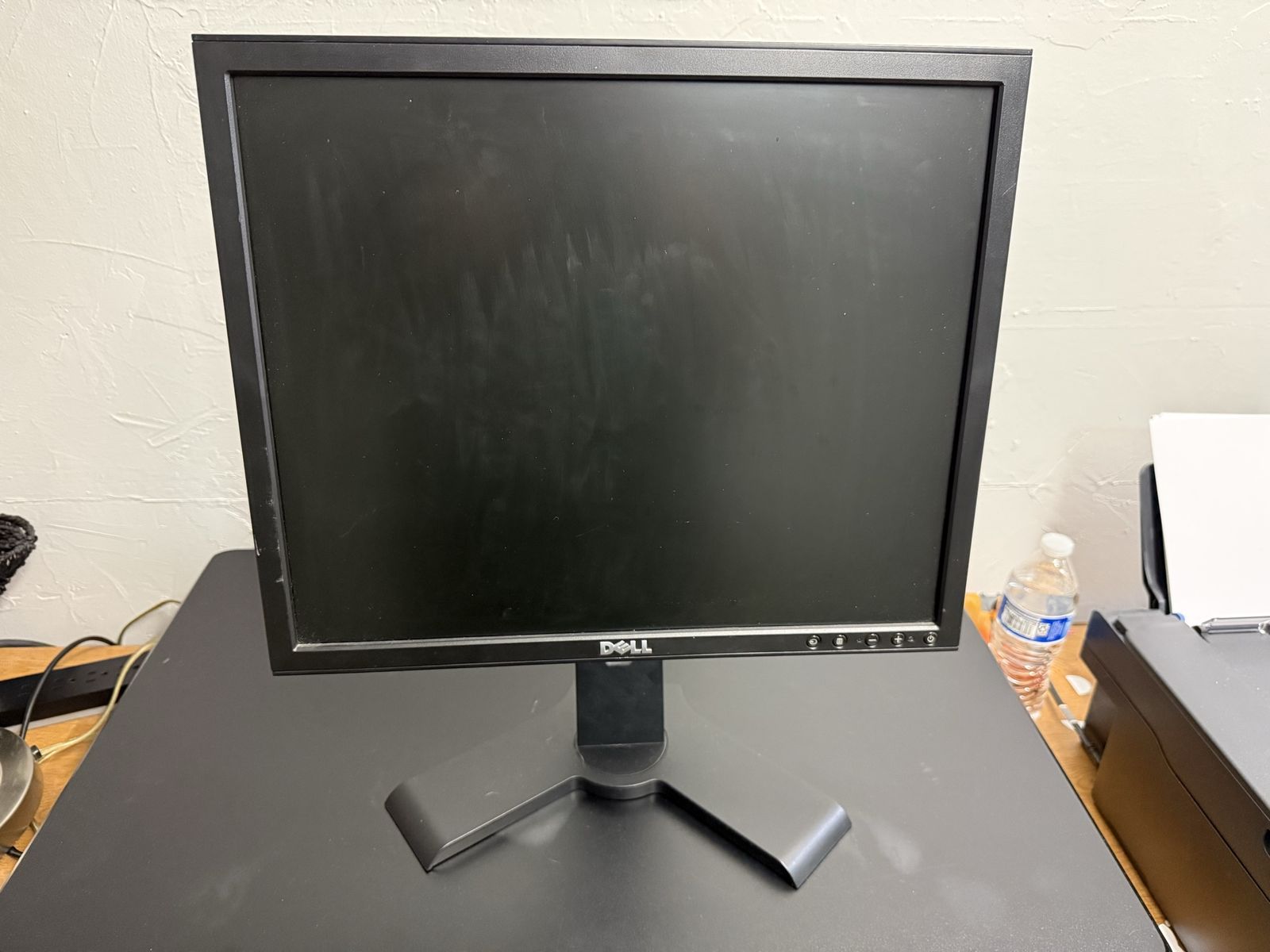 Dell 19” Computer Monitor with Adjustable Stand and USB Hub