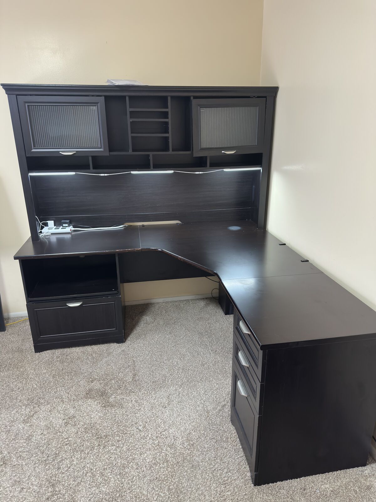 L-Shaped Wooden Desk with Hutch & Wire Organizers – Spacious & Functional