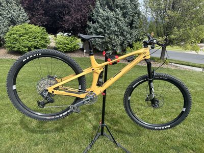 2024 YT Izzo Core 3 Mountain Bike - Large