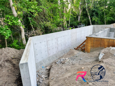 CONCRETE RETAINING WALL - CONCRETE WALL - SYMONS FORMS - FOOTING - FOUNDATION - BASEMENT - VERTICAL CONCRETE