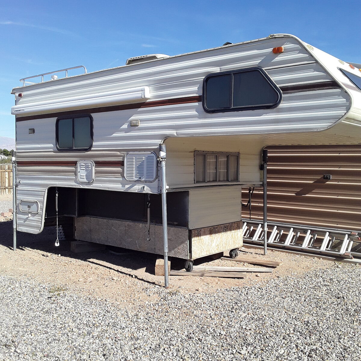 1988  10.6 ft lance camper