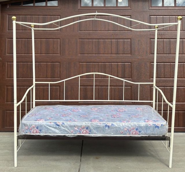 Daybed wit Canopy and Trundle