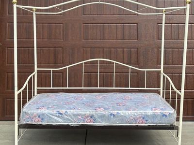 Daybed wit Canopy and Trundle