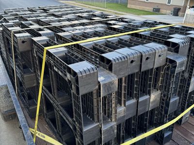 Heavy-Duty Plastic Pallets- used