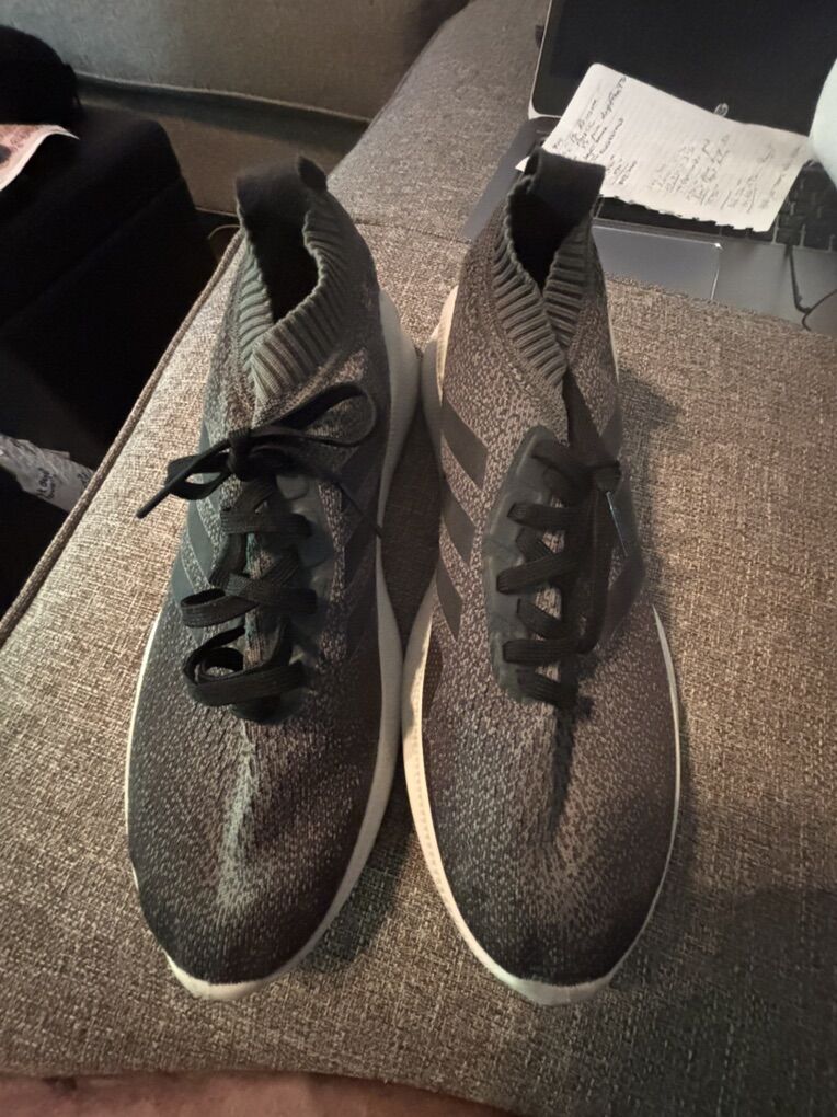 Mens Adidas Shoes Size 11, Like New