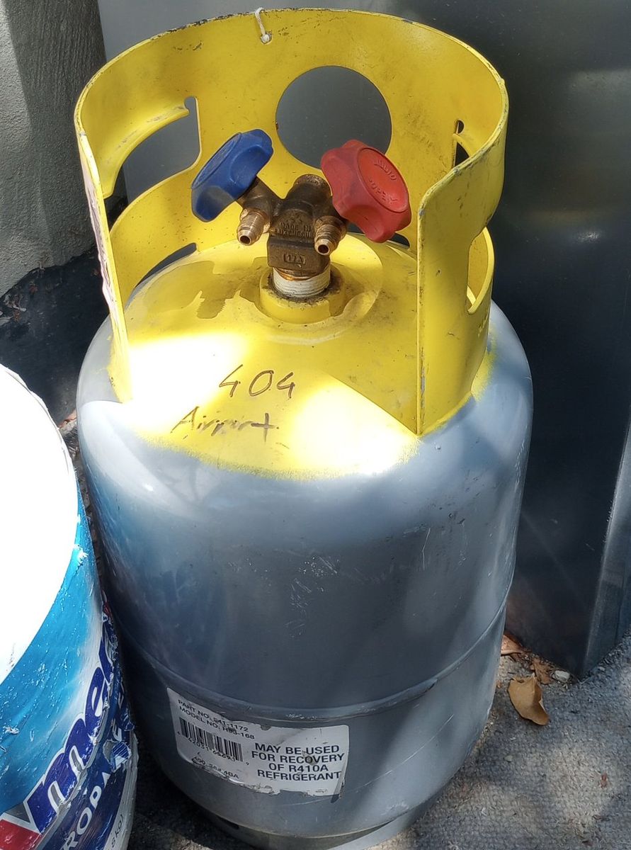 Refrigerant tank 