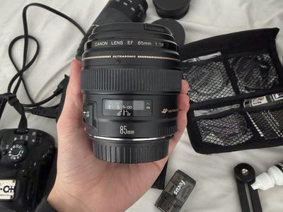 Canon EF 85mm f/1.8 lens