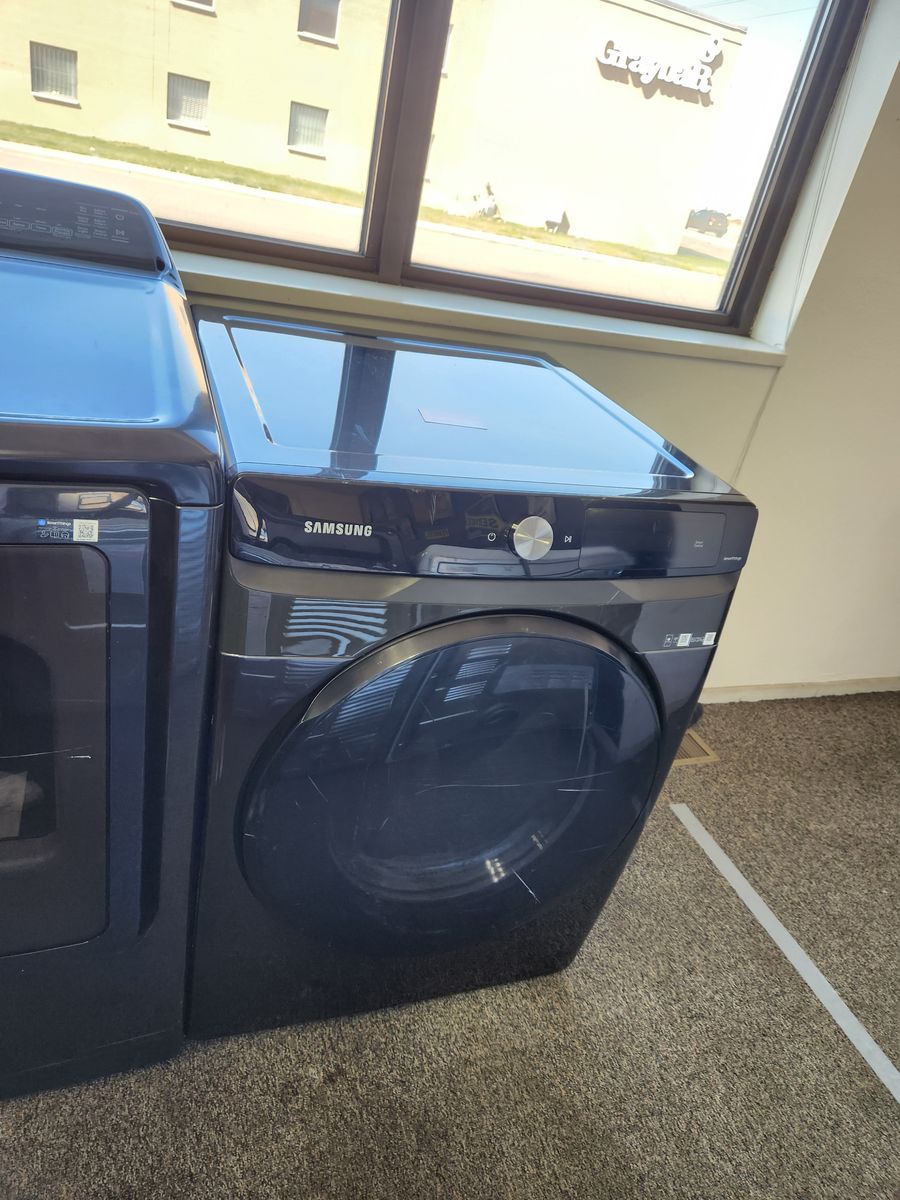 STUNNING LIKE NEW! SAMSUNG FRONTLOAD ELECTRIC DRYER!
