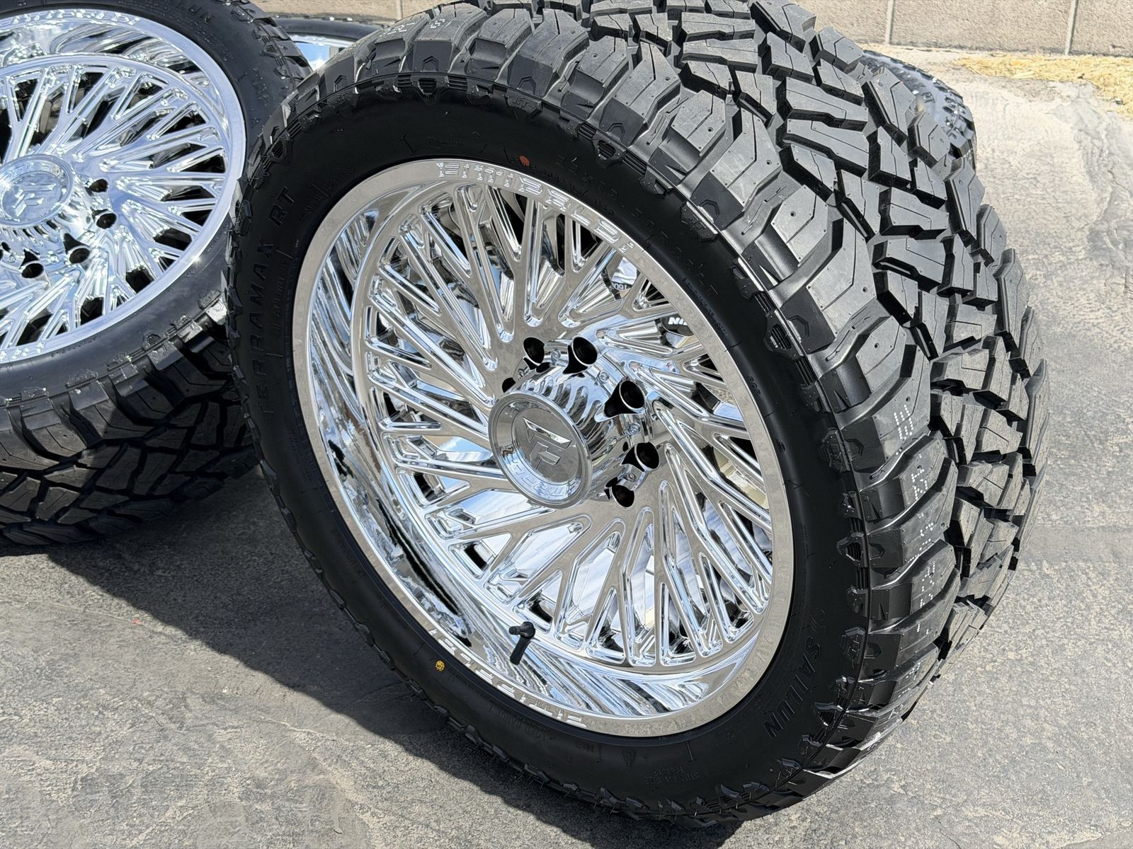 22x10 Fittipaldi 8 lug 8x6.5 | 8x165.1 33x12.50R22 Sailun RT Dodge Ram Chevy GMC 2500 3500 Chrome