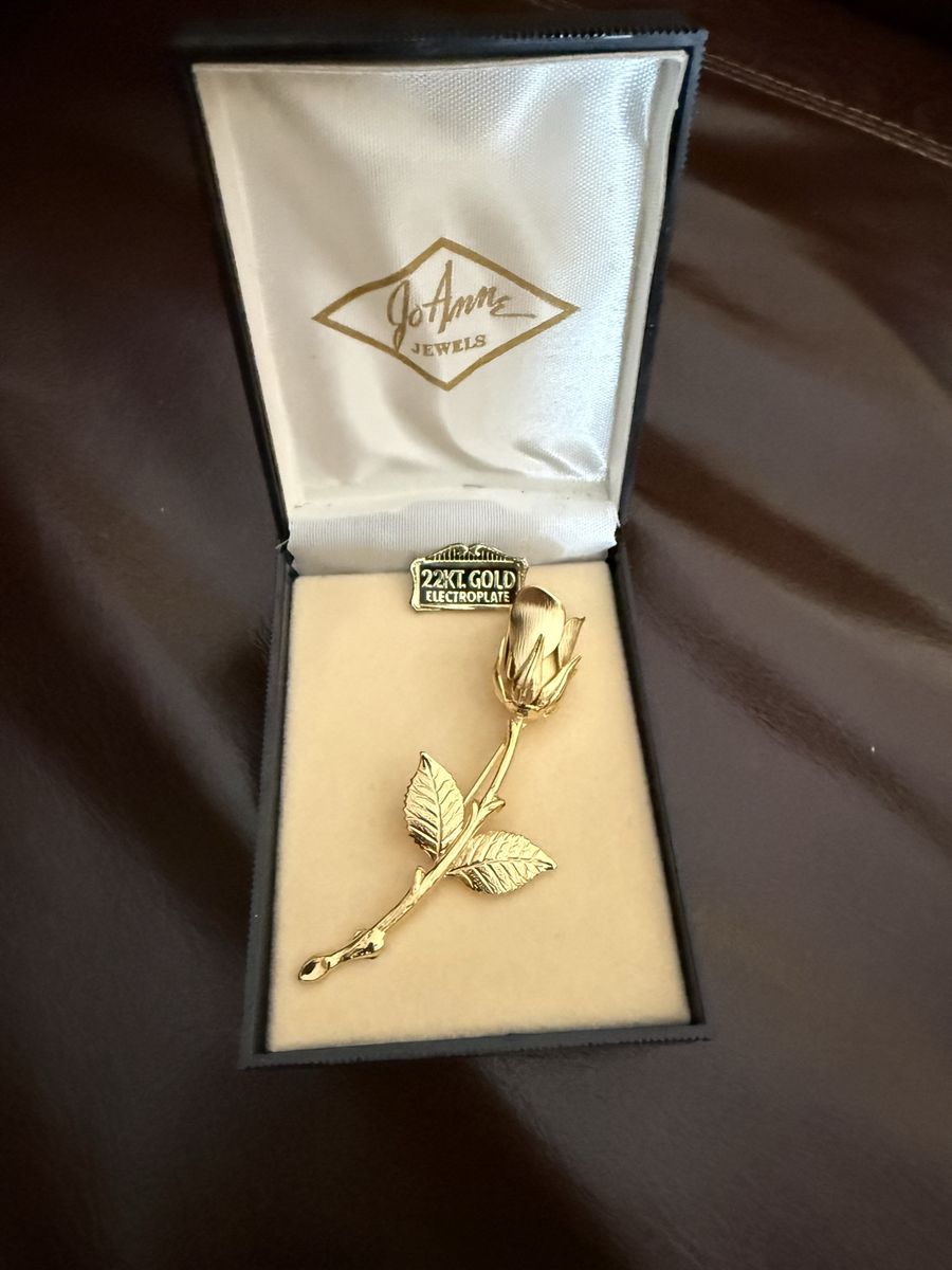 Vintage Joanne jewels 22 kt. Gold electroplate rose brooch 3” long
