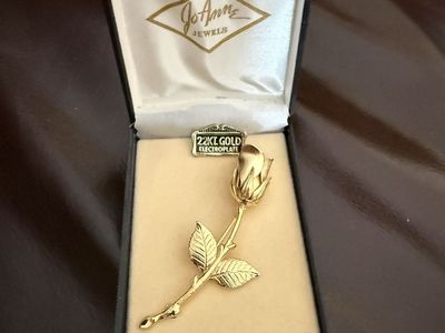 Vintage Joanne jewels 22 kt. Gold electroplate rose brooch 3” long