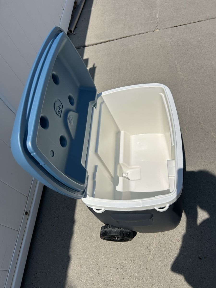 Igloo MaxCold Island Breeze 62 Quart Wheeled Rolling Cooler