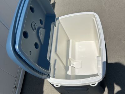 Igloo MaxCold Island Breeze 62 Quart Wheeled Rolling Cooler