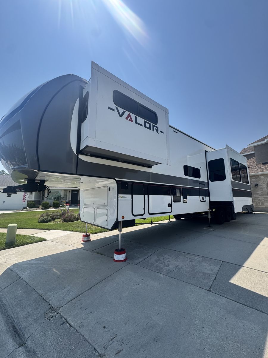 2025 Alliance Valor 44V14 Fifth Wheel - Washer/Dryer, Starlink, Solar Package, Warranty