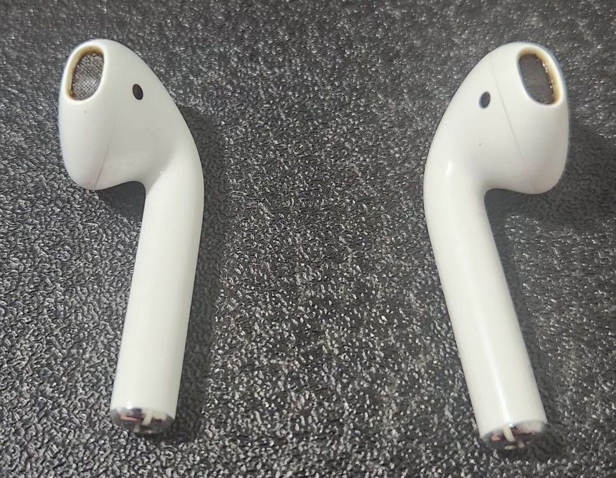 Apple AirPods 2nd Gen Earbuds