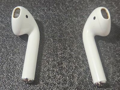 Apple AirPods 2nd Gen Earbuds