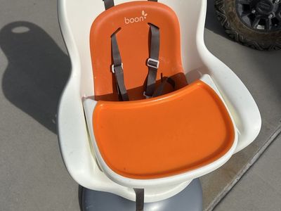 Boon Flair Modern High Chair w Tray & Straps