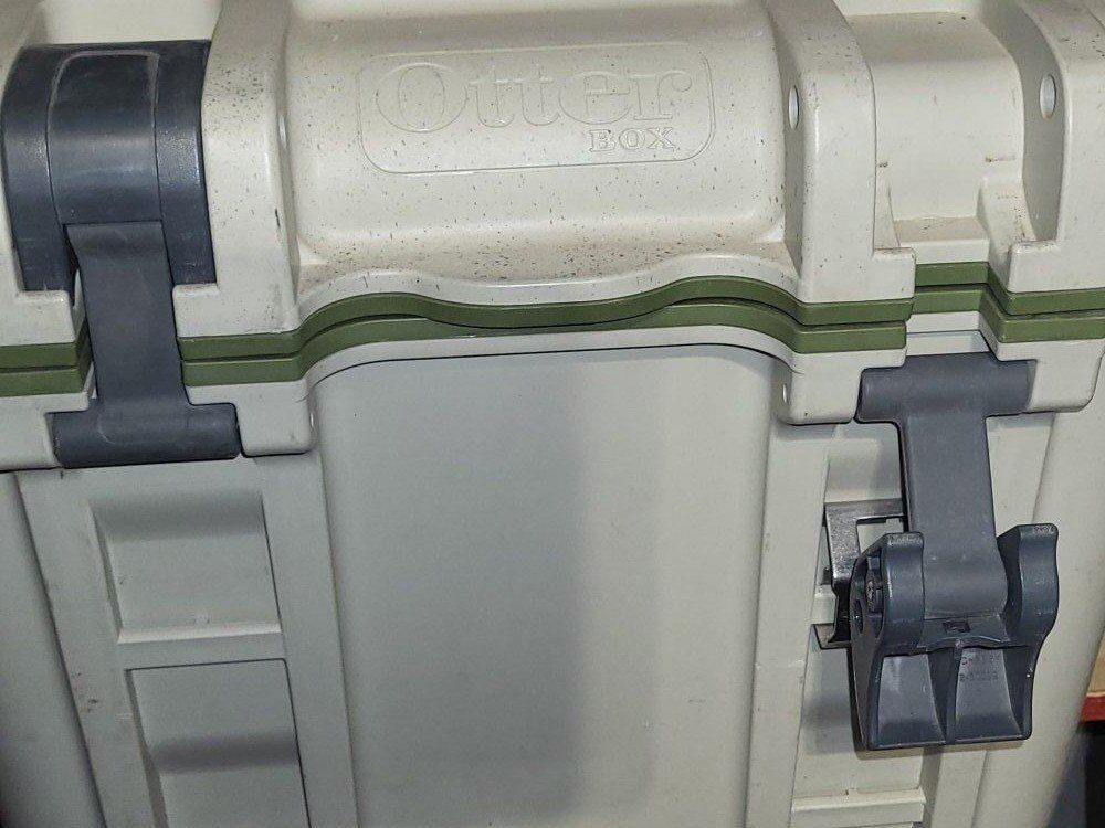 OTTER BOX Insulated Cooler (1)