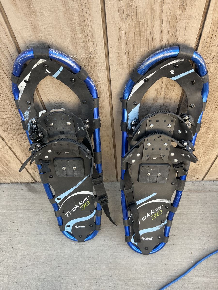 Chinook Trekker 30 Aluminum Snowshoes Blue Black 30 Inch