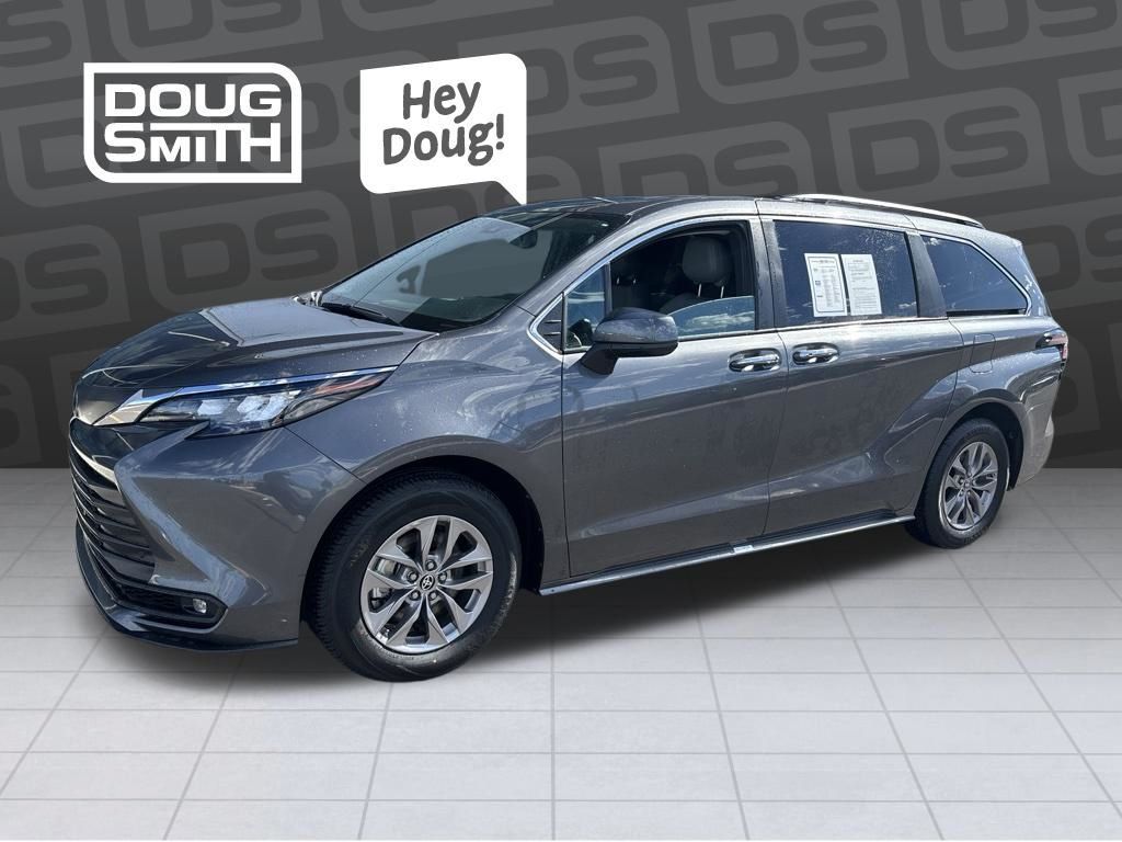 2025 Toyota Sienna XLE 8-Passenger