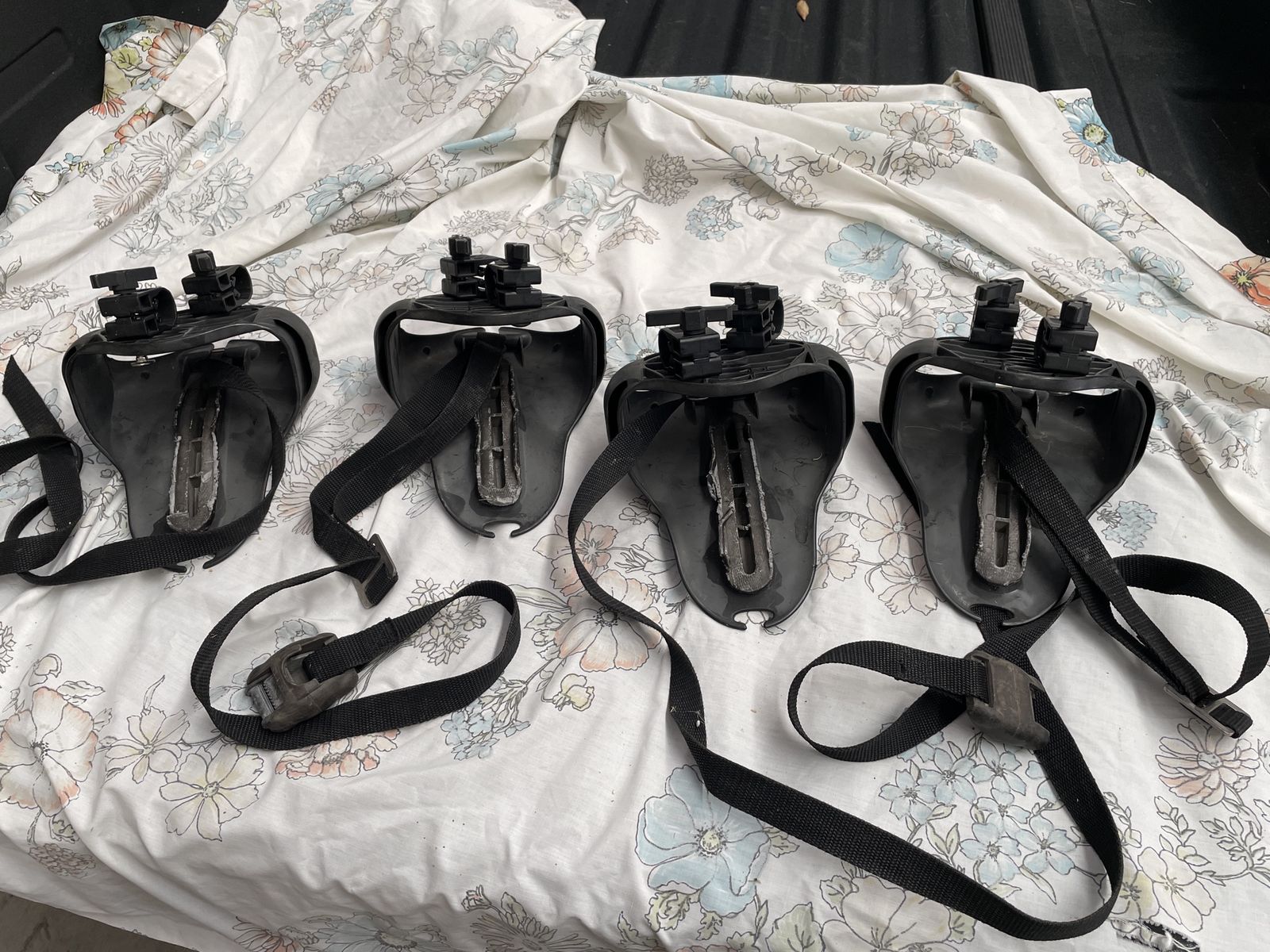 Set of 4 Used Yakima Mako Saddles with Straps