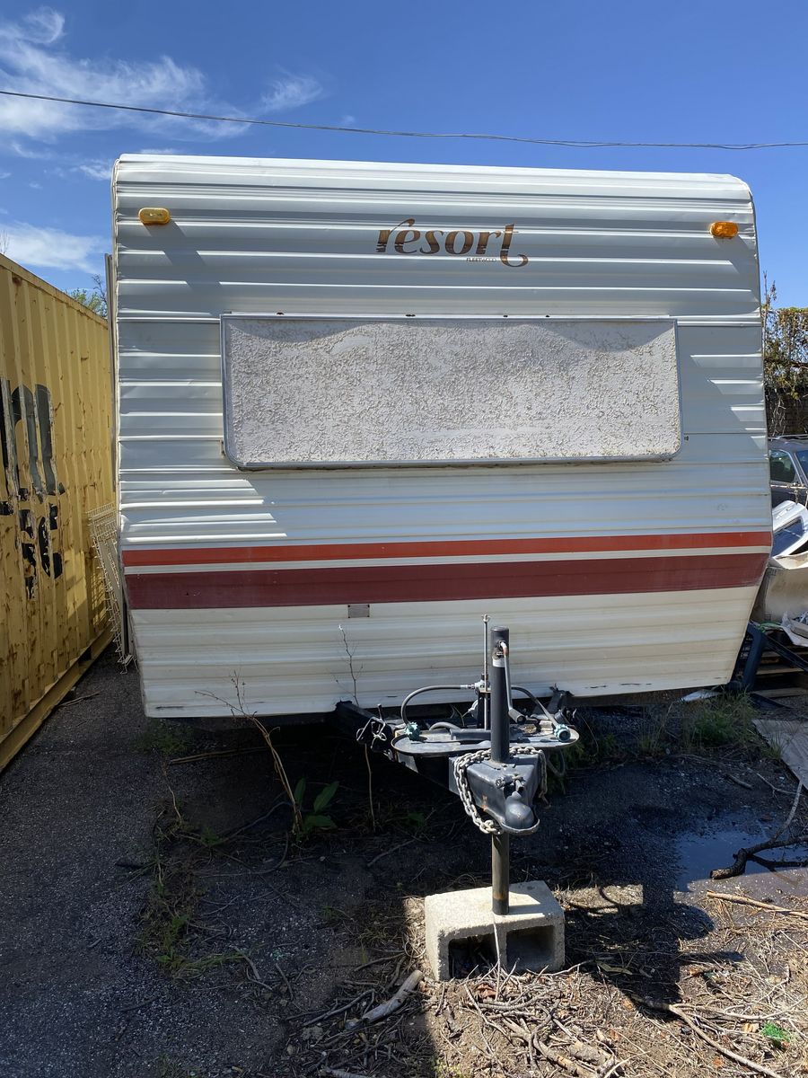 Fleetwood Resort Vintage Dual-Axle Bumper Pull Travel Trailer Camper