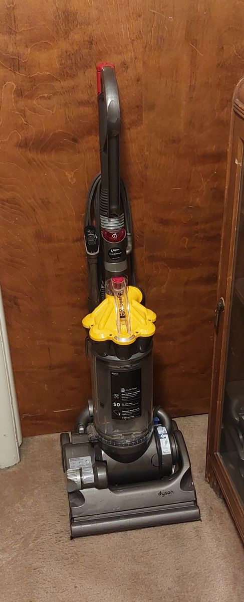 Dyson DC33 Vacuum Cleaner