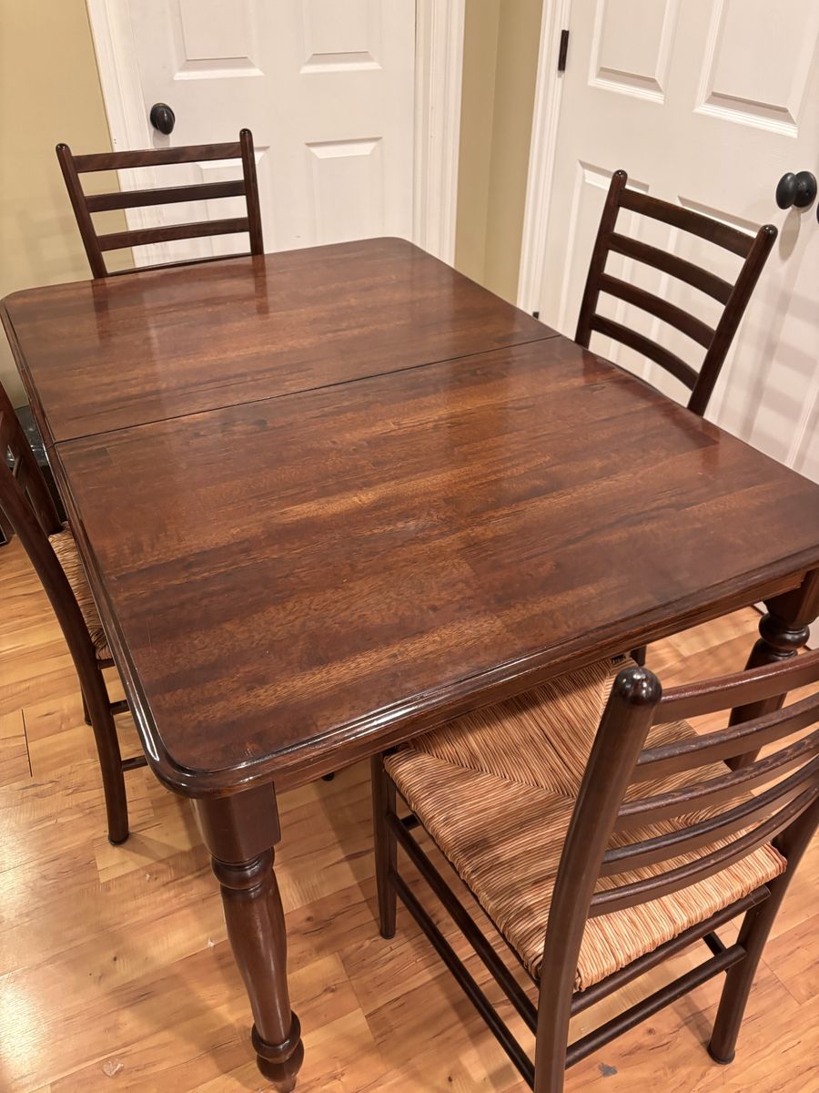Pottery Barn Dining Table And 4 Chairs