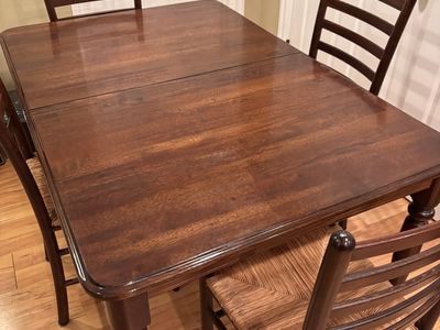 Pottery Barn Dining Table And 4 Chairs